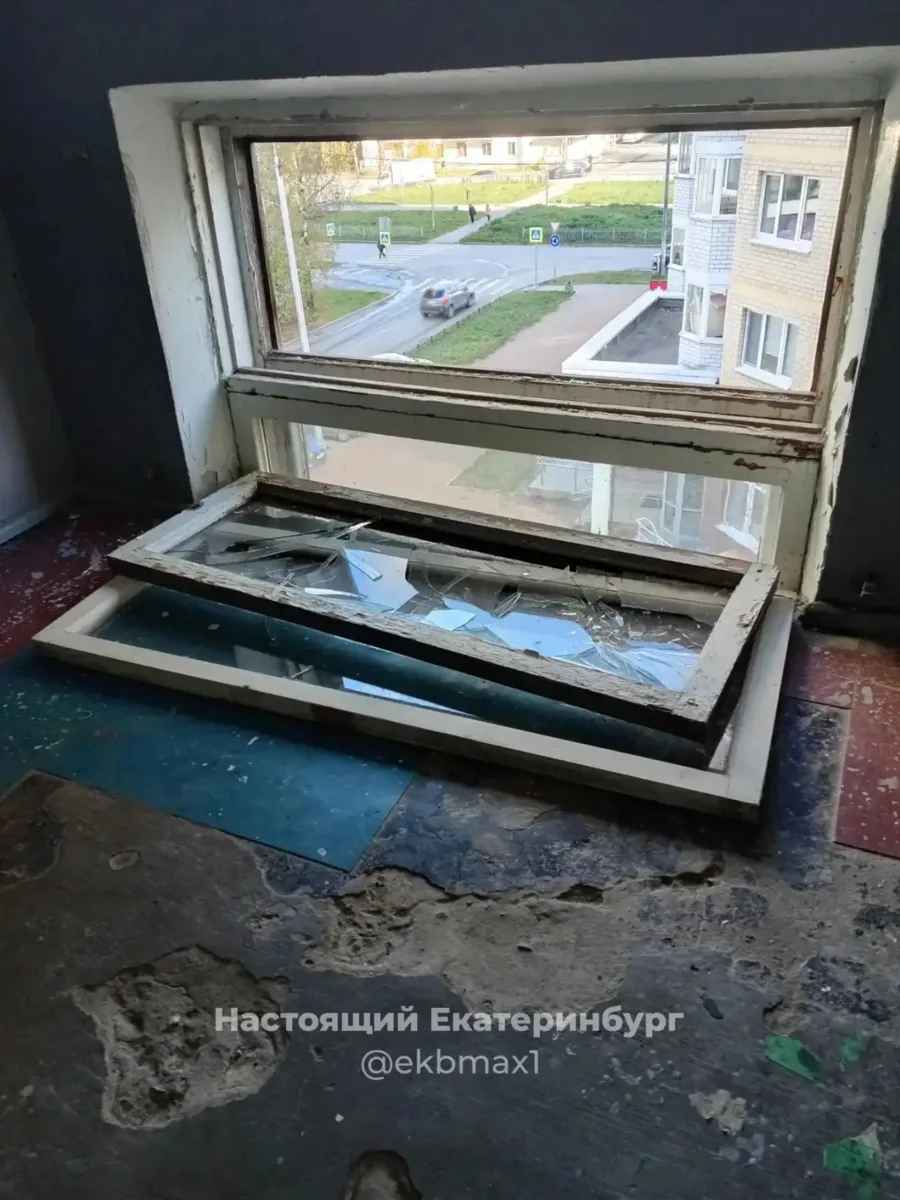 В подъезде на Альпинистов, 24А две недели разбито окно