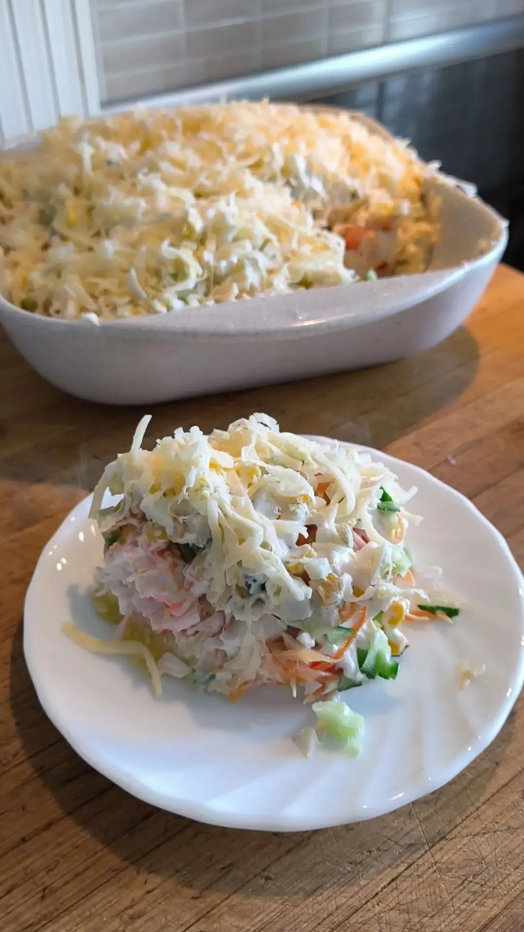На вечер делаю очень вкусный крабовый салатик. Рецепт старый, один из моих любимых.