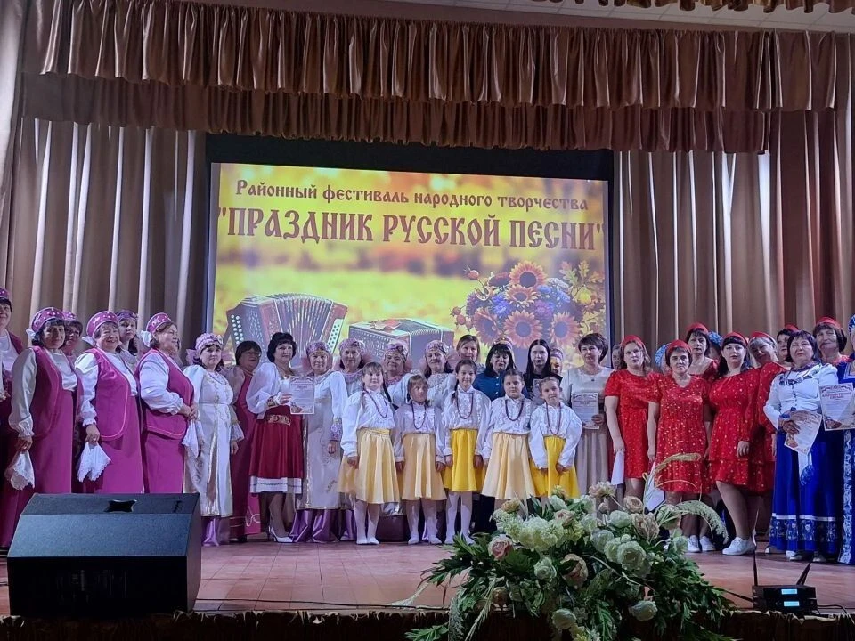 В Кутейниковском Доме культуры прошёл фестиваль под названием «Праздник русской песни»,...