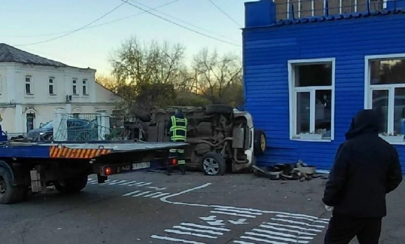 В Омске автомобиль влетел в здание шклолы
