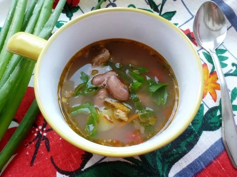 Фасoлевый cуп с помидором и чесноком