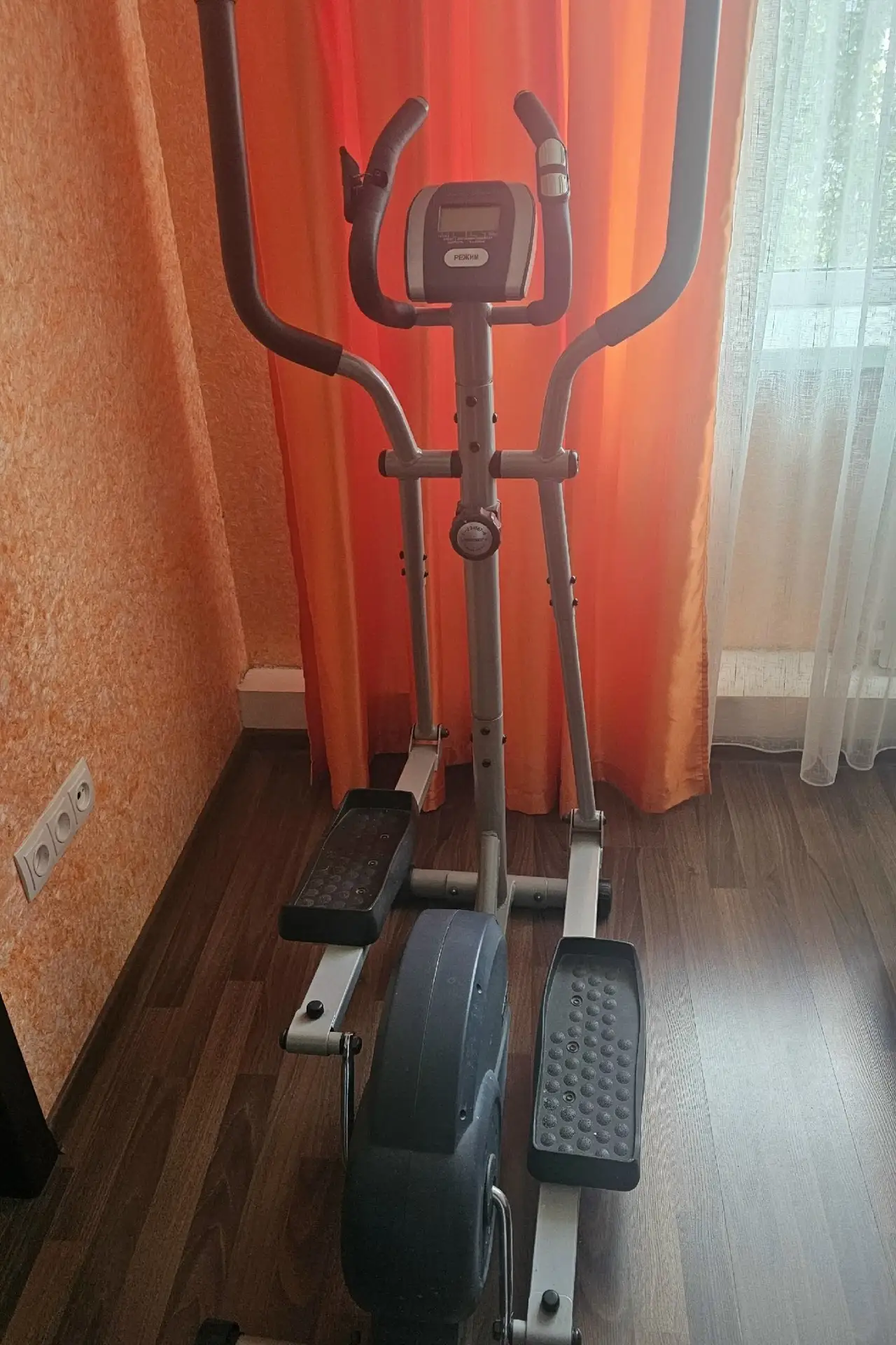 Продам Кардиотренажер орбитрек Vento, в отличном состоянии, цена 20 тыс. руб. Тел. 7949...