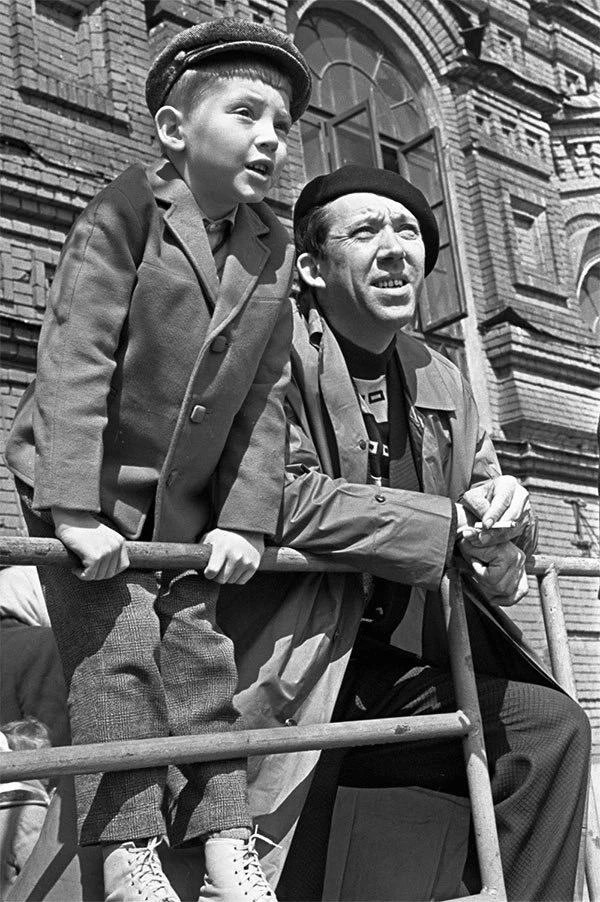 Юрий Никулин с сыном Мaксимом на Красной площади, 1963 год.