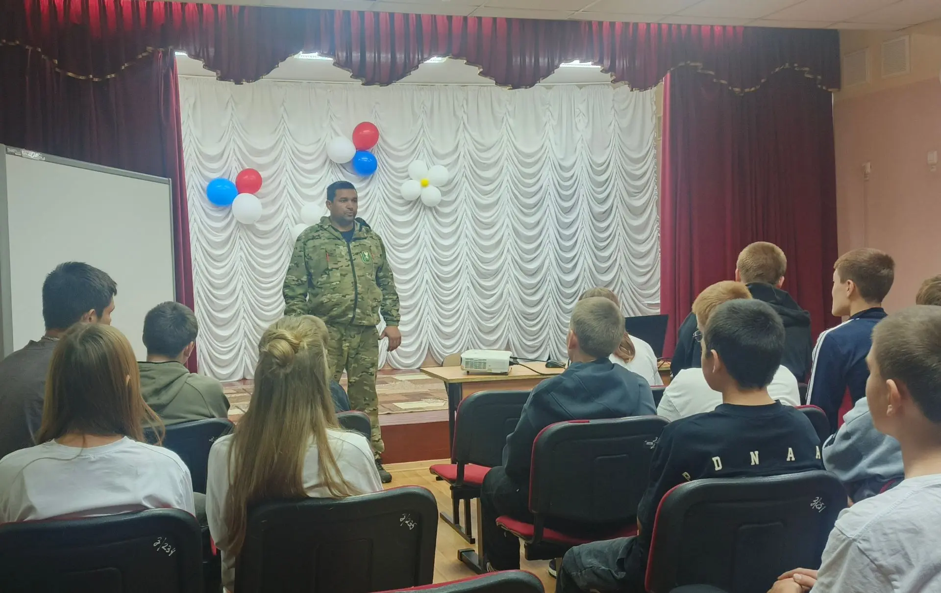 В Ивановской школе прошла встреча с Вячеславом Владимировичем Карауловым — государствен...