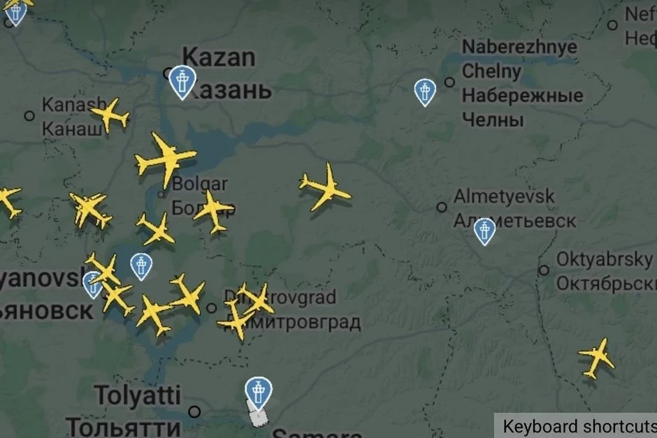 Над Татарстаном и соседними регионами продолжают свои рейсы десятки самолётов при ракет...