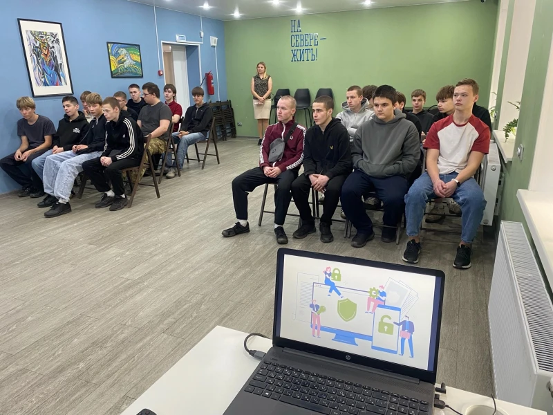 В Ковдоре полицейские провели для студентов лекцию о наркоугрозе и IT-мошенничестве