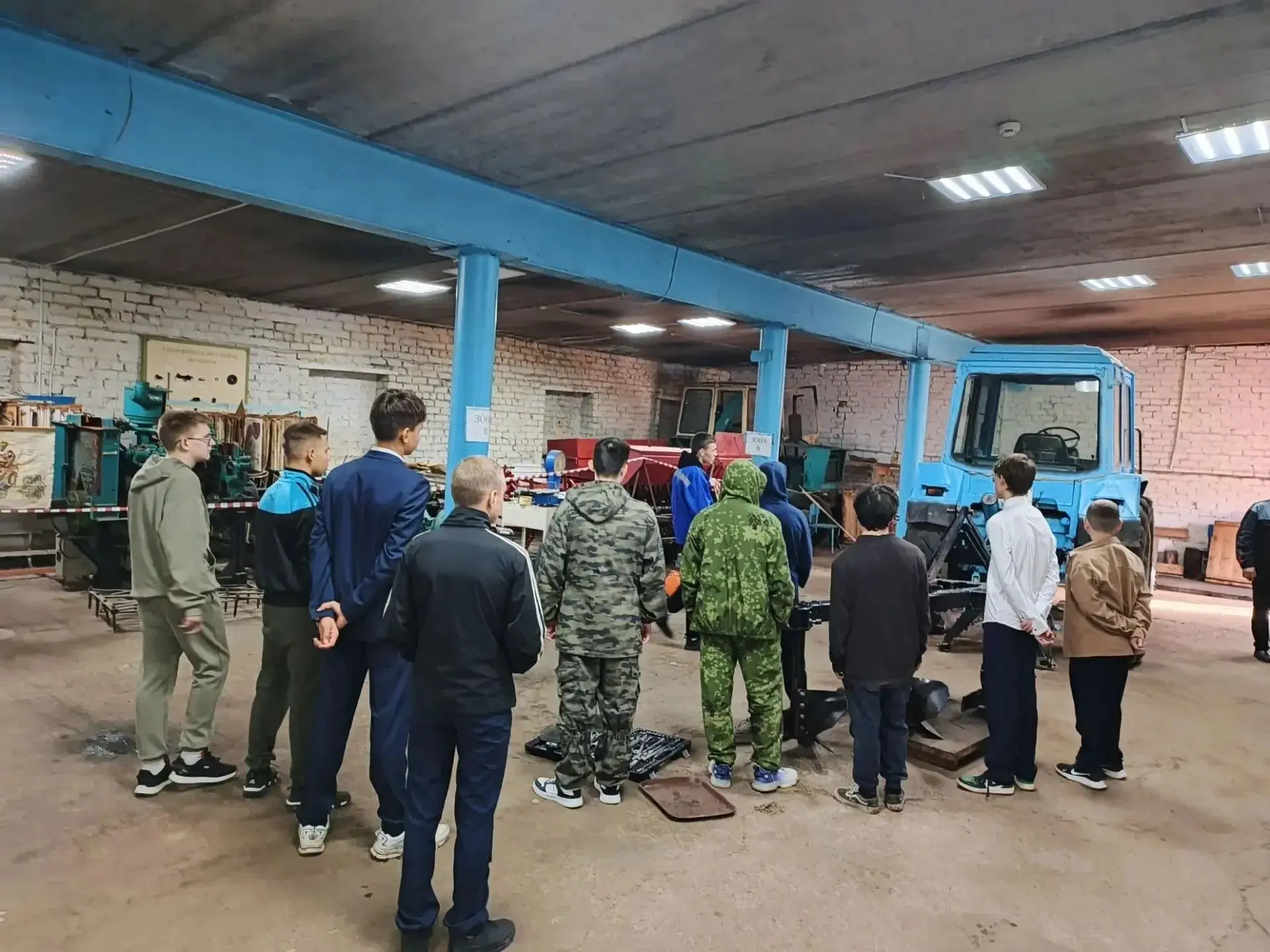 От теории к практике: наши ребята провели техосмотр трактора на профпробах в Старомайнс...