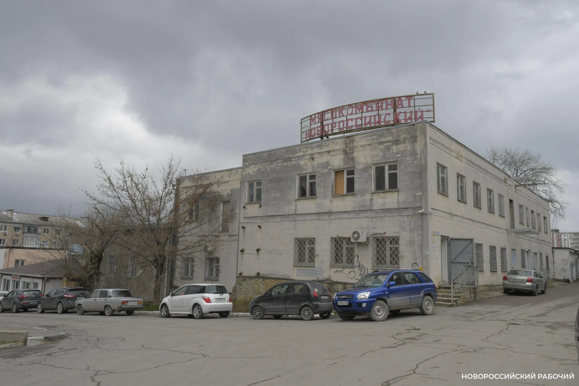 В Новороссийске новое кино с перестрелками снимают в цехах бывшего мясокомбината