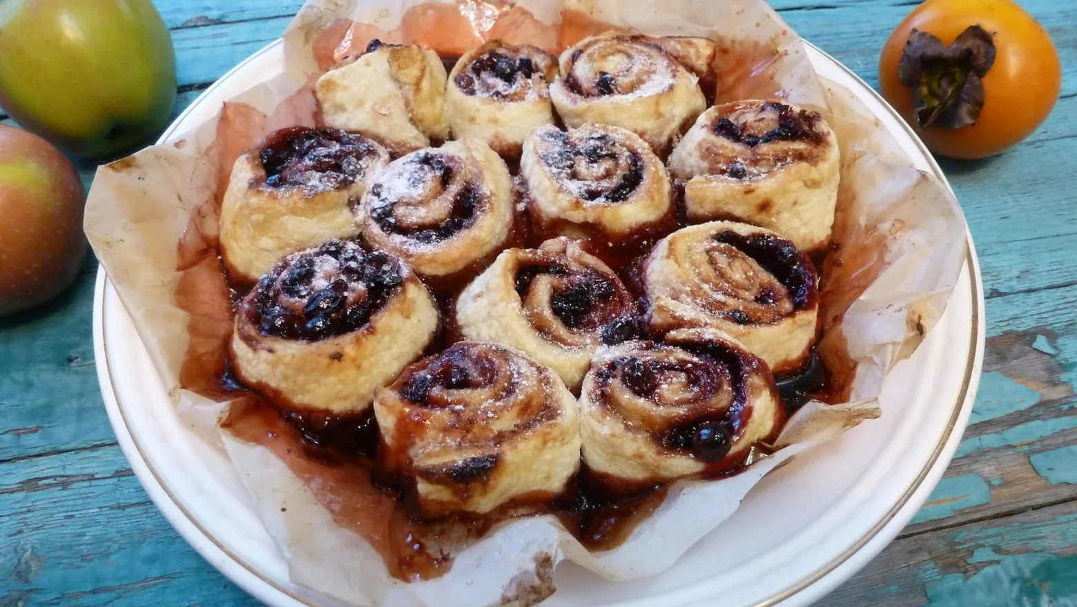 🥧 Брусничный пирог — слоёные рулетики с ягодной начинкой, собранные в одной форме. Кор...