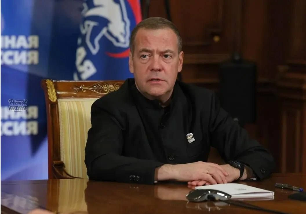 Зря, конечно, наши таскаются по европейским странам — Дмитрий Медведев