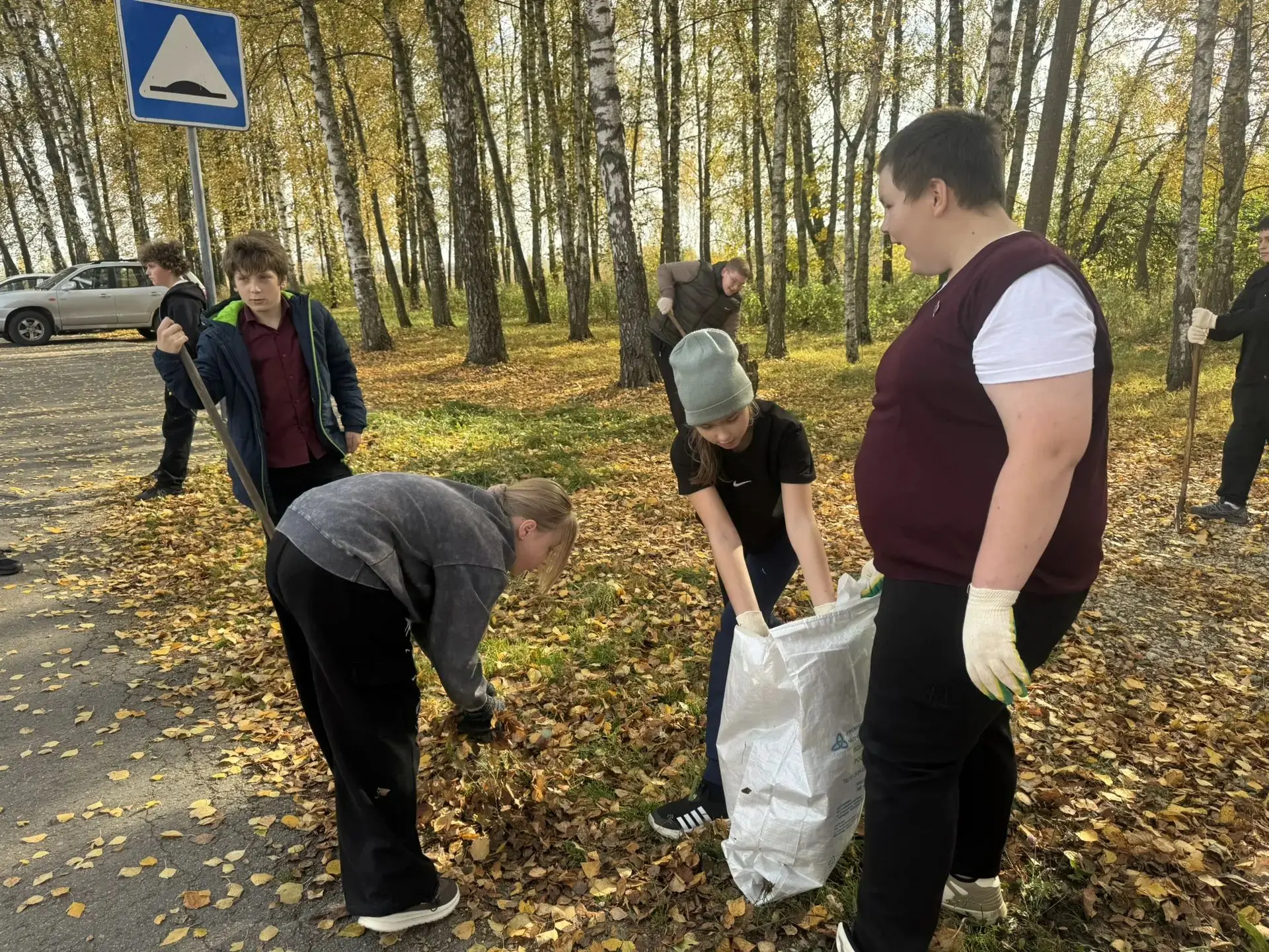 Обучающиеся и педагоги присоединились к районному субботнику.