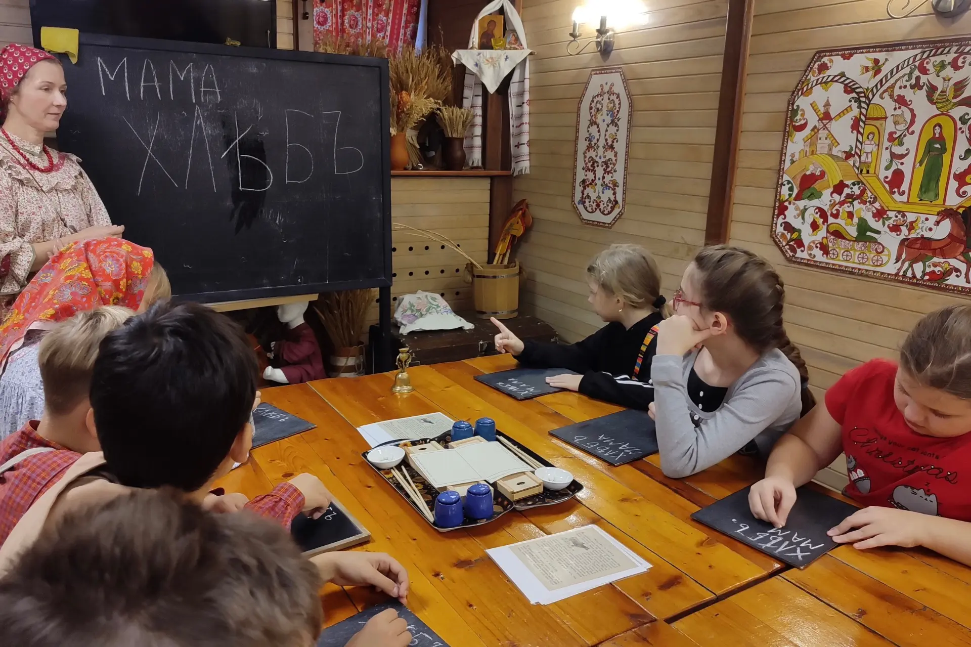 Ребята из 4 «А» отправились в музей этнографии детства и на время стали учениками стари...