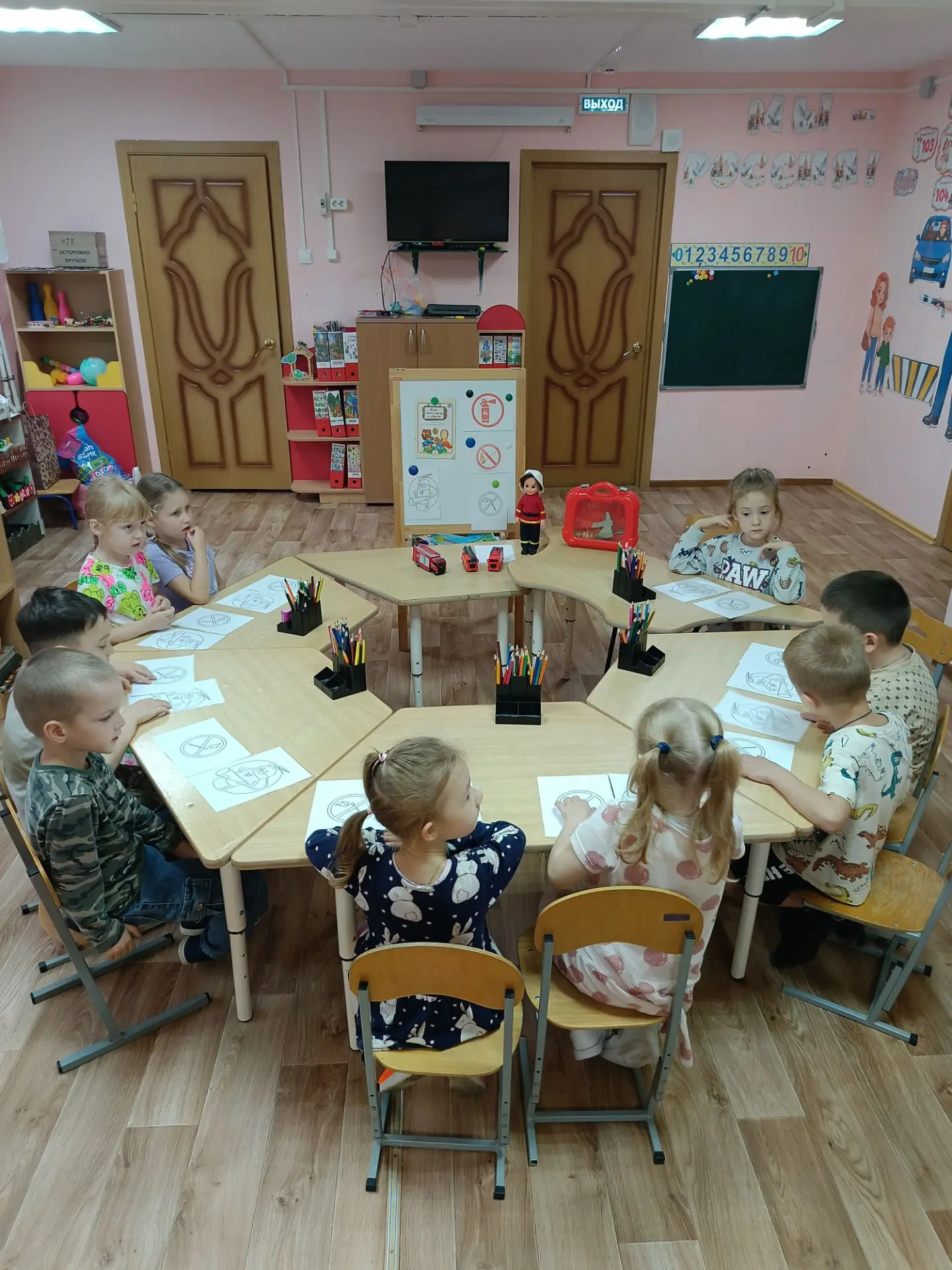В рамках работы сетевой инновационной площадки «Мир Без Опасности» в старшей группе "Зв...