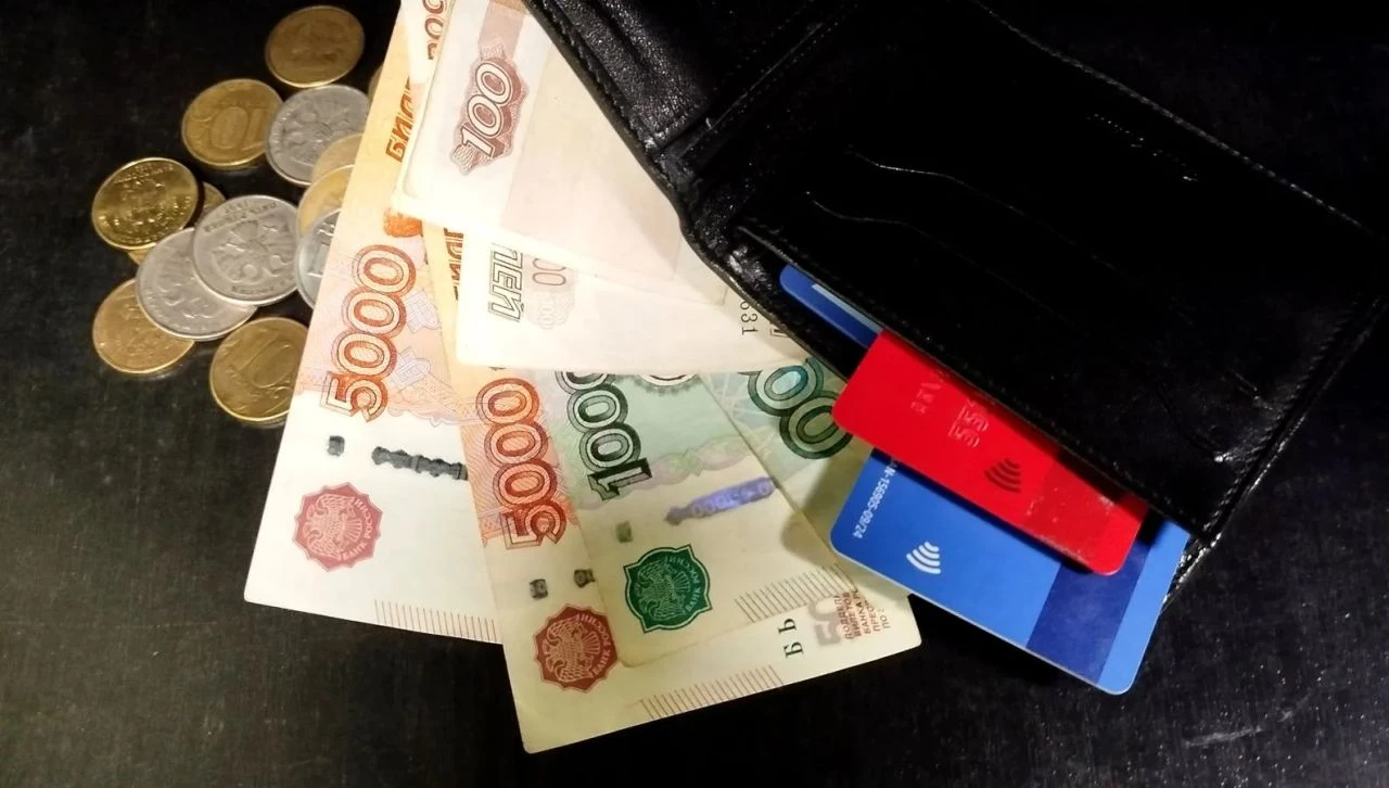 «Не трогай, я сам переведу»: почему молодые люди теперь одобряют траты своих родителей