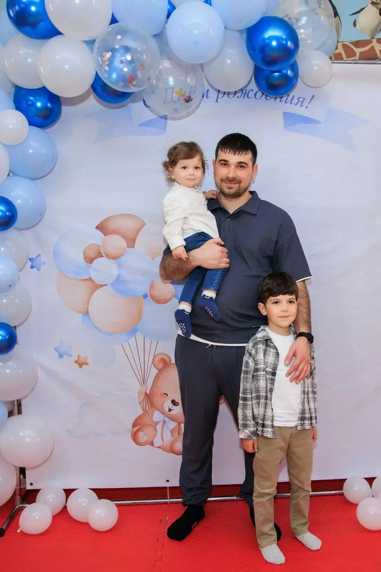 Моего папу зовут Адам, он работает логистом. А ещё мы с ним обожаем вместе что-нибудь м...