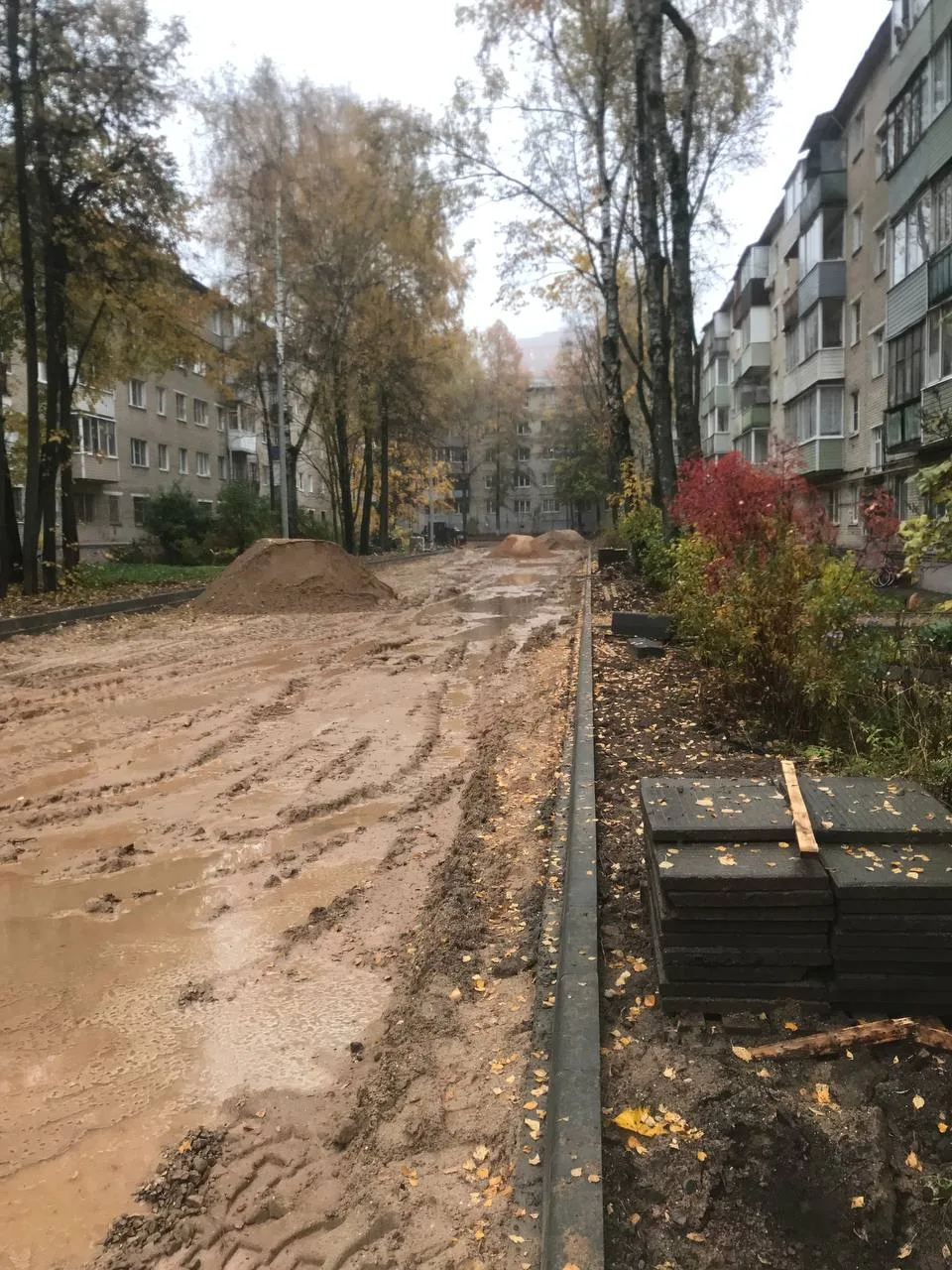 До подъезда — через грязь: благоустройство двора на Новоугличском шоссе затруднило прох...