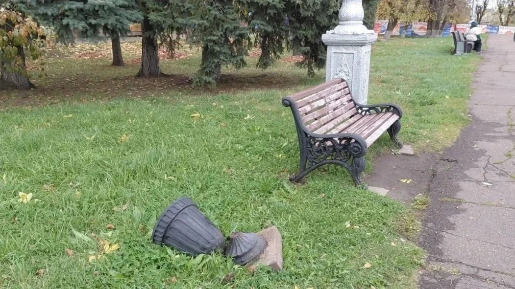 🗑️ В Тверском парке вырвали урну