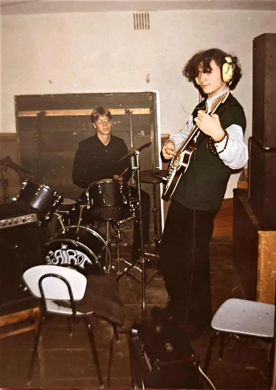 🎸 «Ни дня в музыкальной школе» — а звучит как целая музыкальная вселенная.
