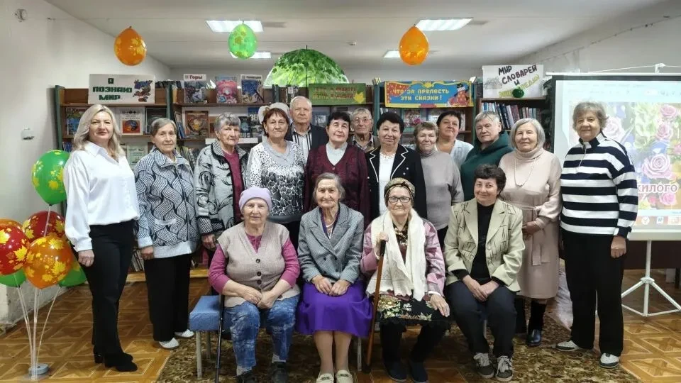 Сотрудники Святославской сельской библиотеки Кругова Людмила Федоровна и Иванова Ирина ...