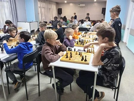 ♟️🙇Городской блиц-турнир среди школьников по шахматам «Золотая осень» прошел в Амурске...