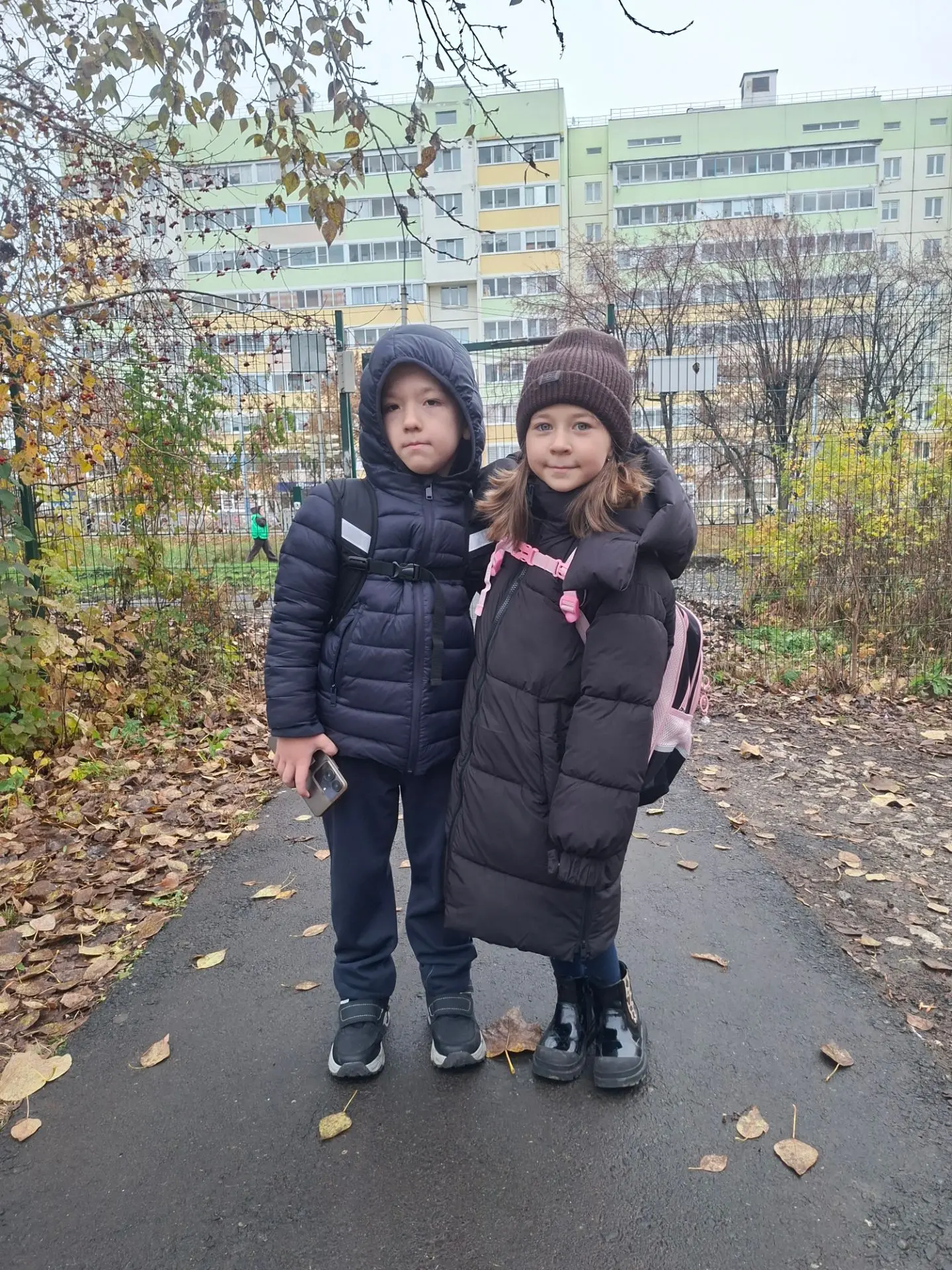 Забрала школьников