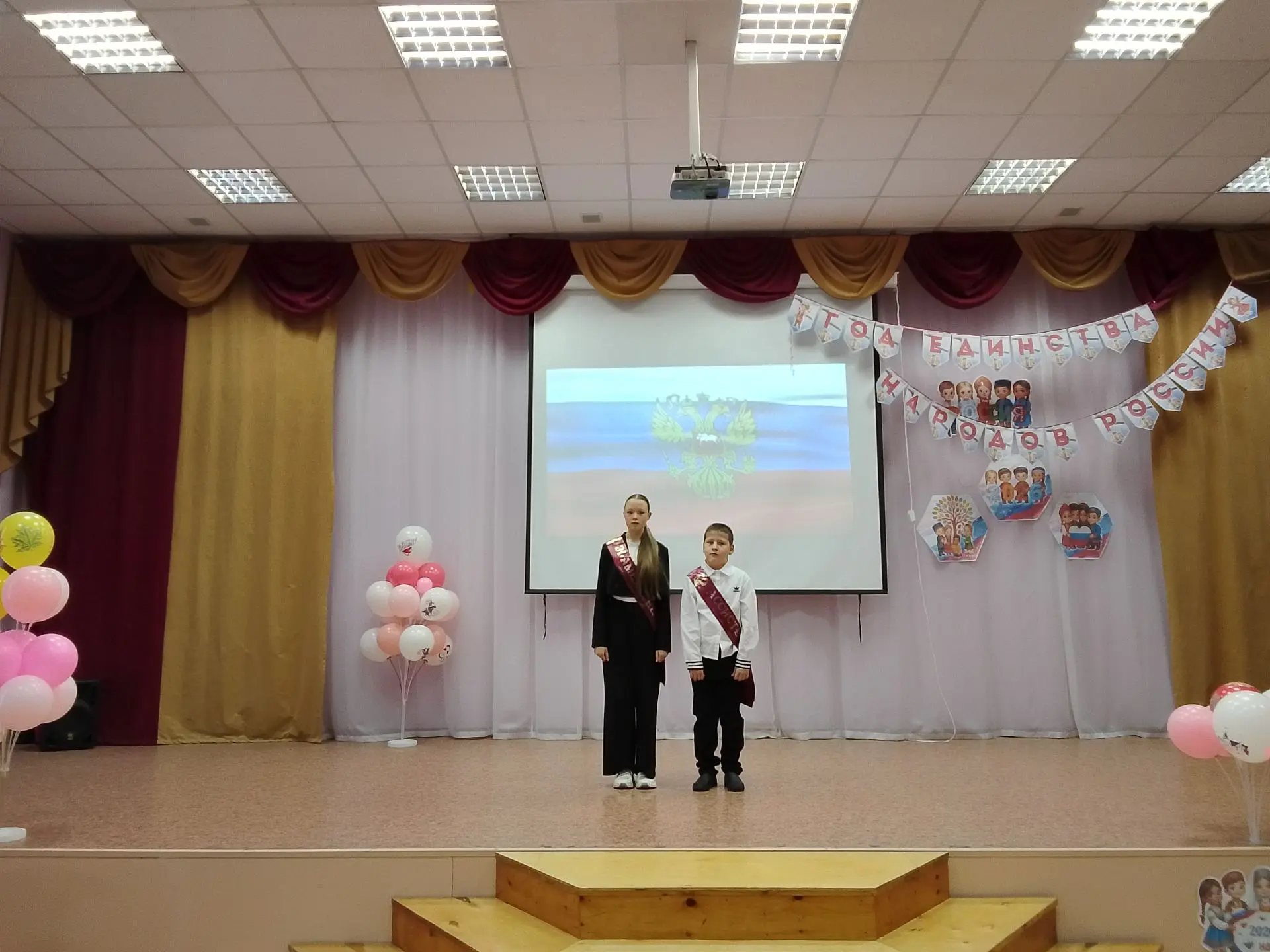 🔔🗓️🇷🇺 Новая учебная неделя в нашей школе началась с традиционной торжественной лине...