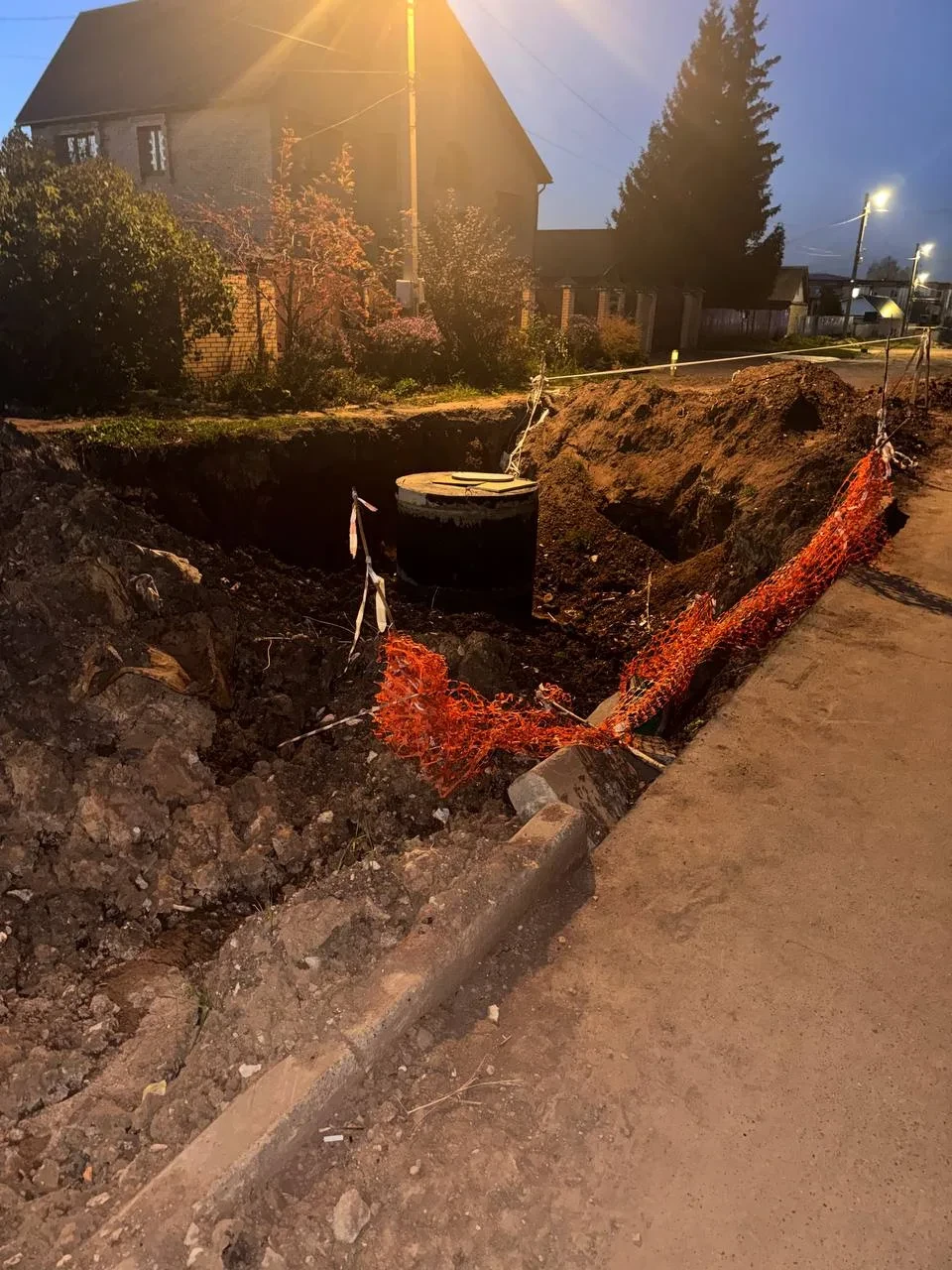 На улице Больничной водоканал разрыл тротуар и проезжую часть, но так и не закончил рем...