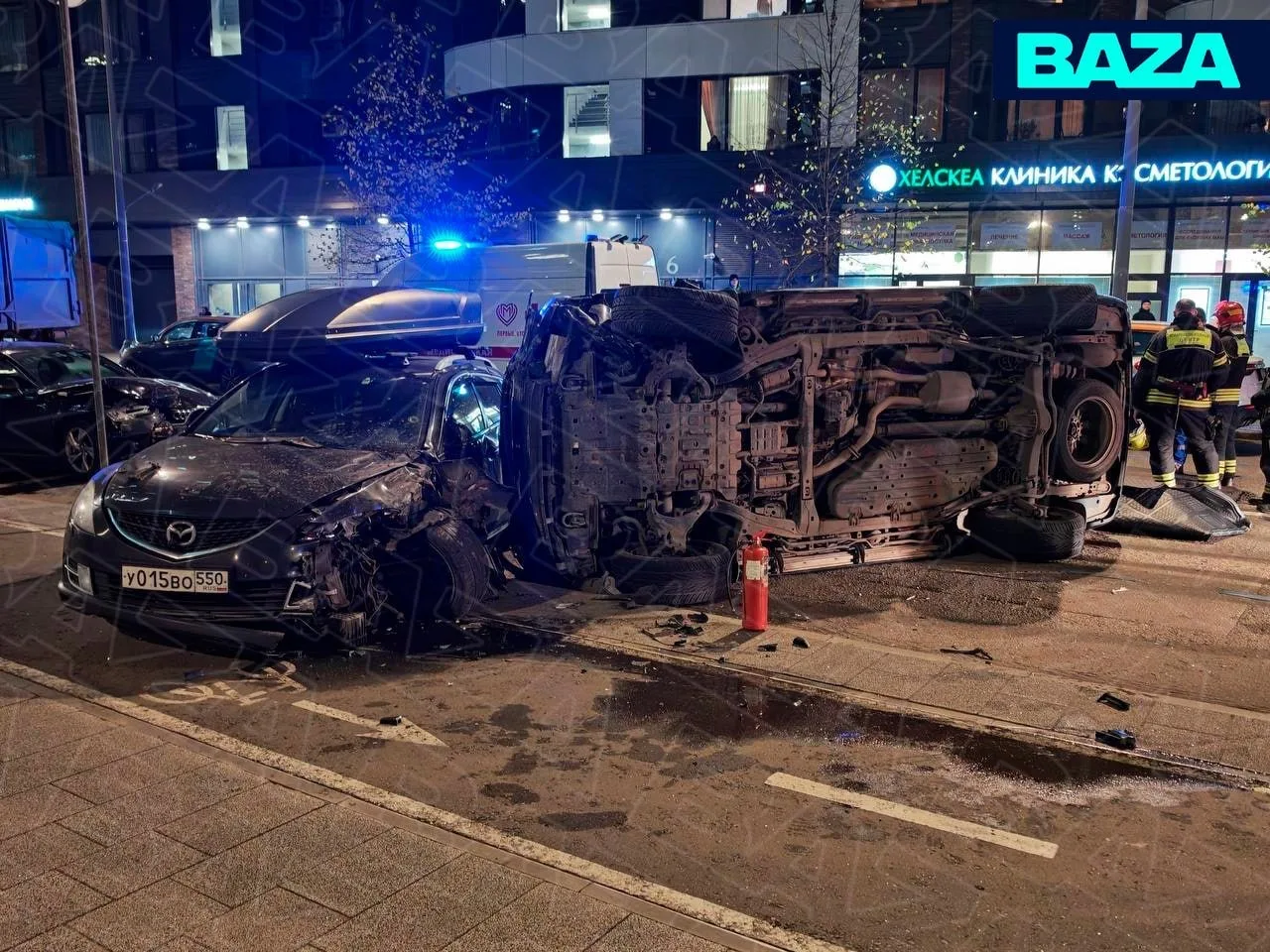 Land Cruiser протаранил припаркованные автомобили и перевернулся на юго-востоке Москвы....