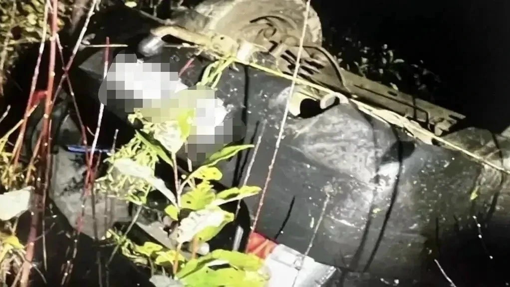 Автомобиль вылетел в кювет и перевернулся на крышу в Карелии - пострадали двое взрослых...