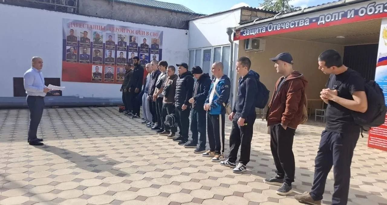 Из Дербента и Дербентского района на срочную службу отправились 14 призывников