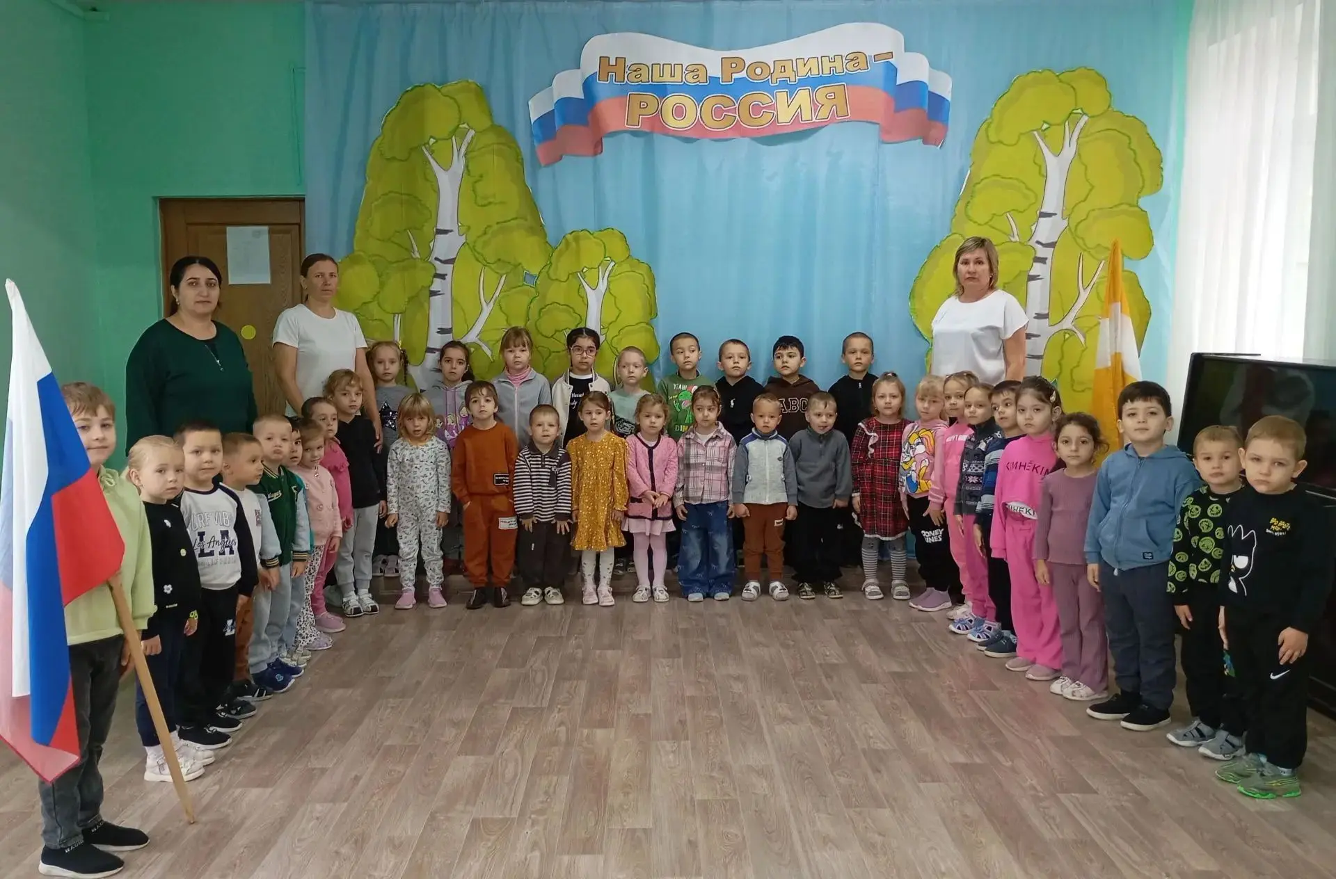 Каждый понедельник в нашем детском саду мы торжественно поднимаем Государственный флаг ...