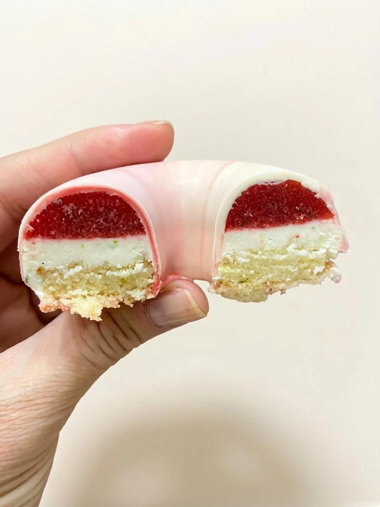 Встречайте новую вкусовую историю — пирожное «Лайм — клубника — базилик» 🍓🍋🌿