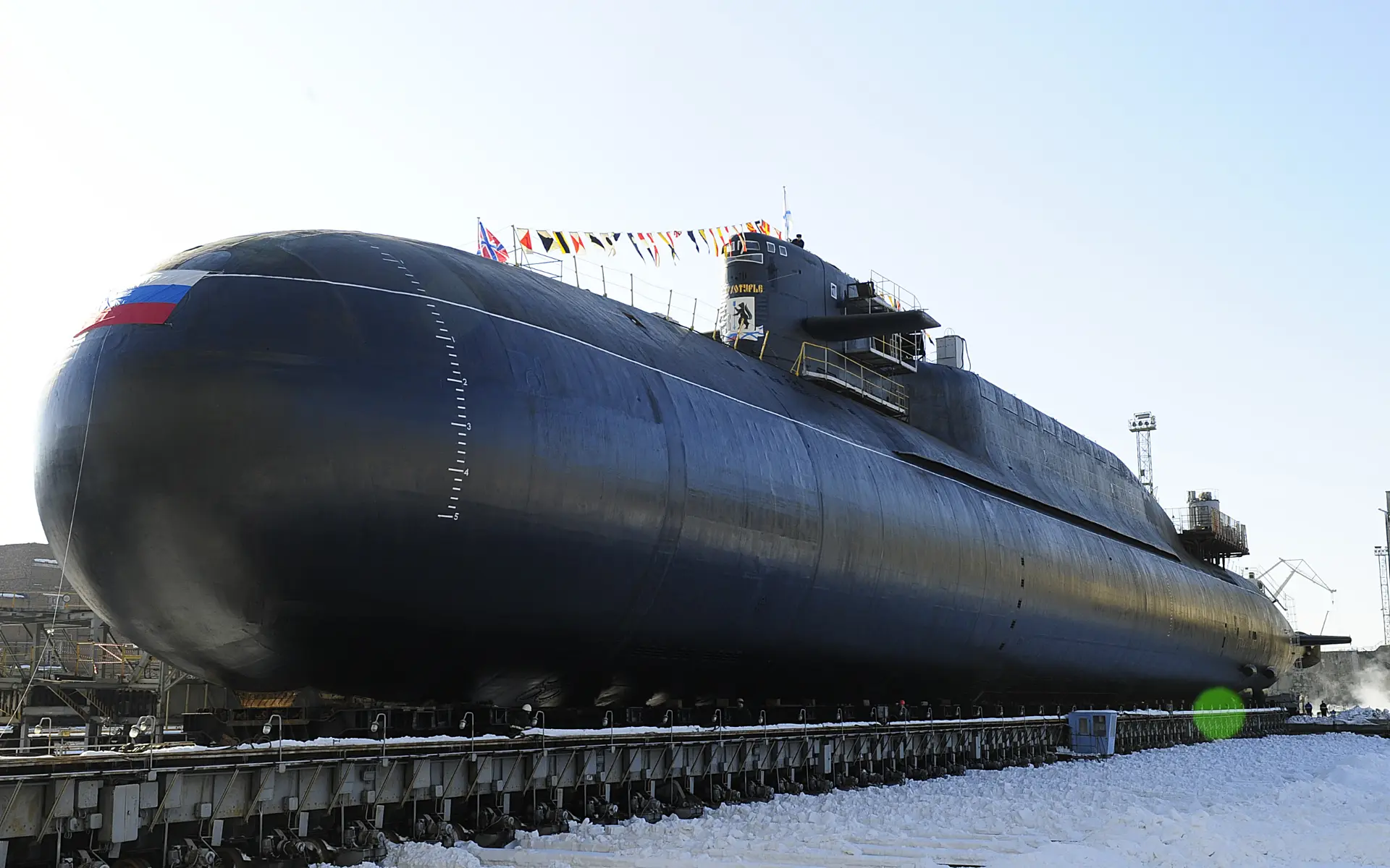Стратегическая атомная подводная лодка К-51 "Верхотурье" вне привычной среды обитания. ...