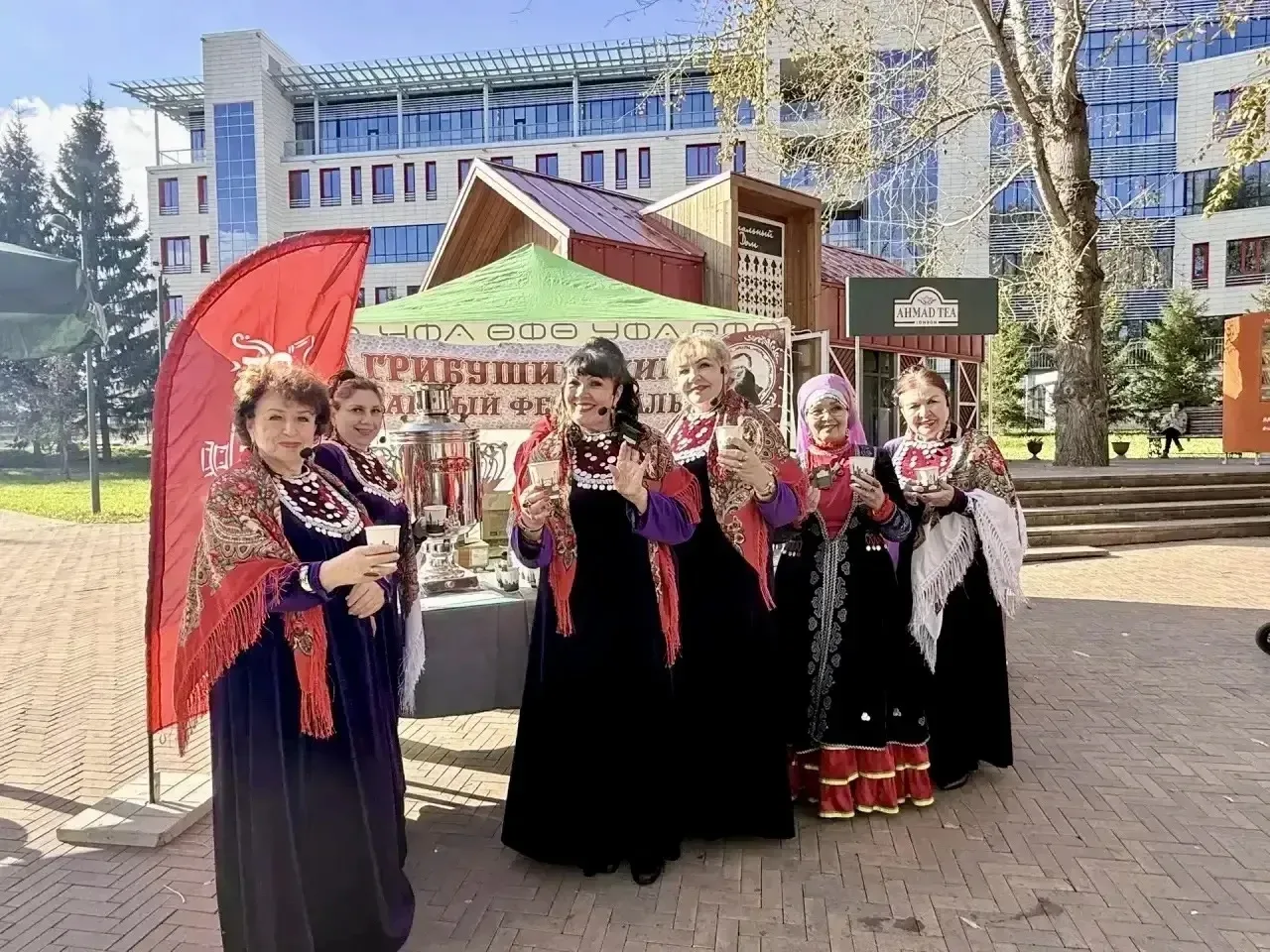 Сегодня в нашем любимом саду культуры и отдыха С.Т. Аксакова проходит праздничная прогр...