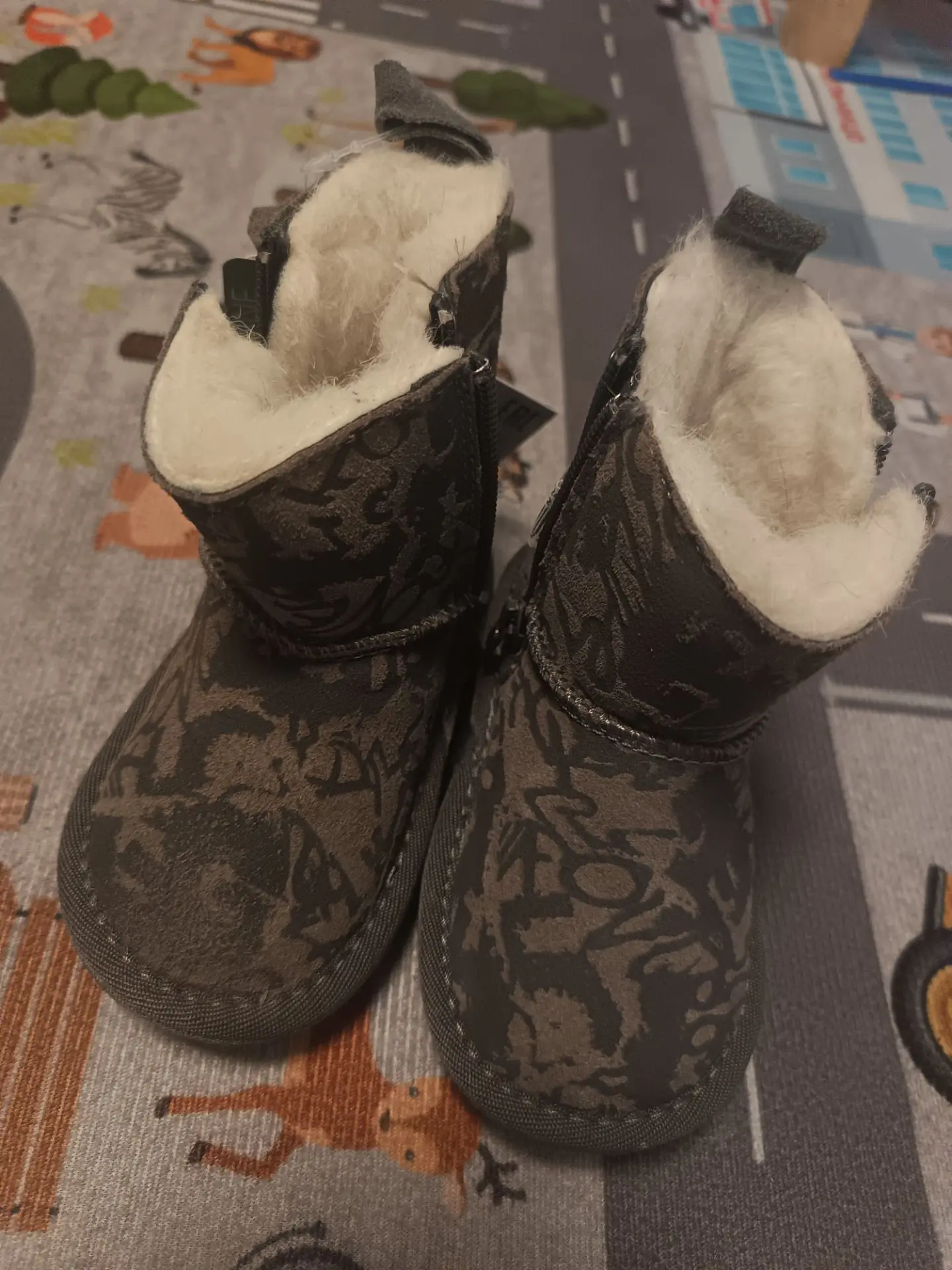 Продаются новые детские угги Tombi серого цвета, размер 22 (по стельке 13,5 см). Тёплые...