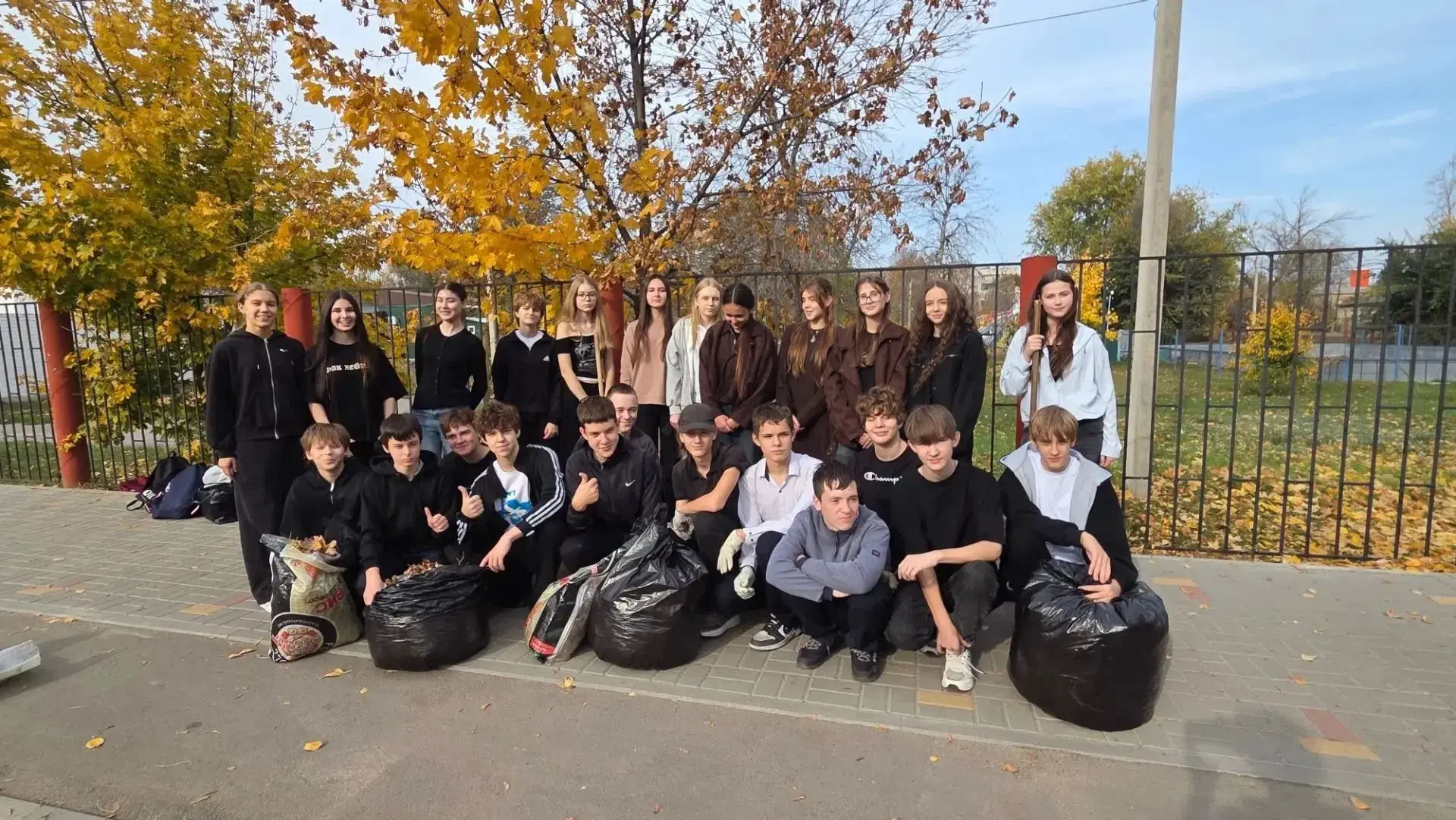 📸 Порядок начинается с нас: учащиеся гимназии на уборке территории
