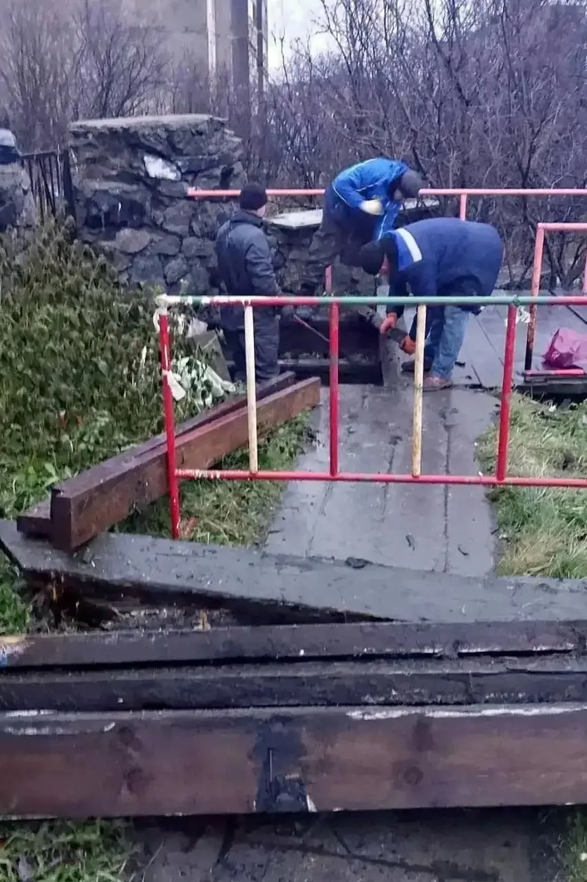 Проход по деревянному трапу от Дворца культуры Строитель к улице Инженерной временно за...