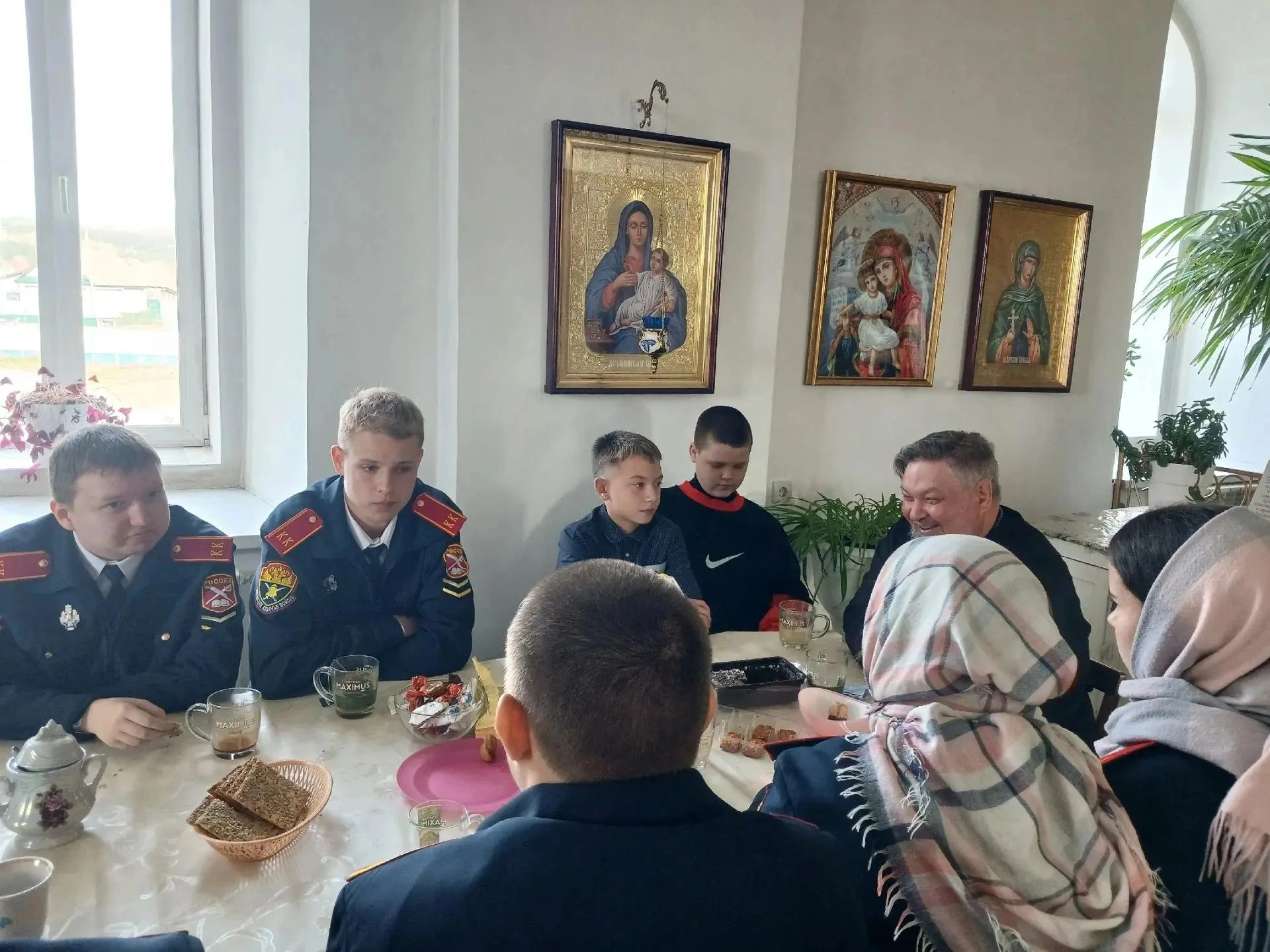 Погружение в традиции: кадеты посетили праздничную службу в честь Покрова Богородицы