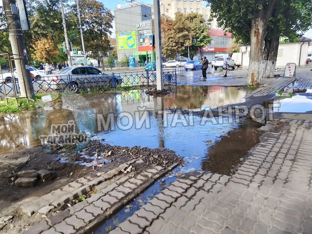 У Николаевского рынка вторые сутки затоплен пешеходный переход