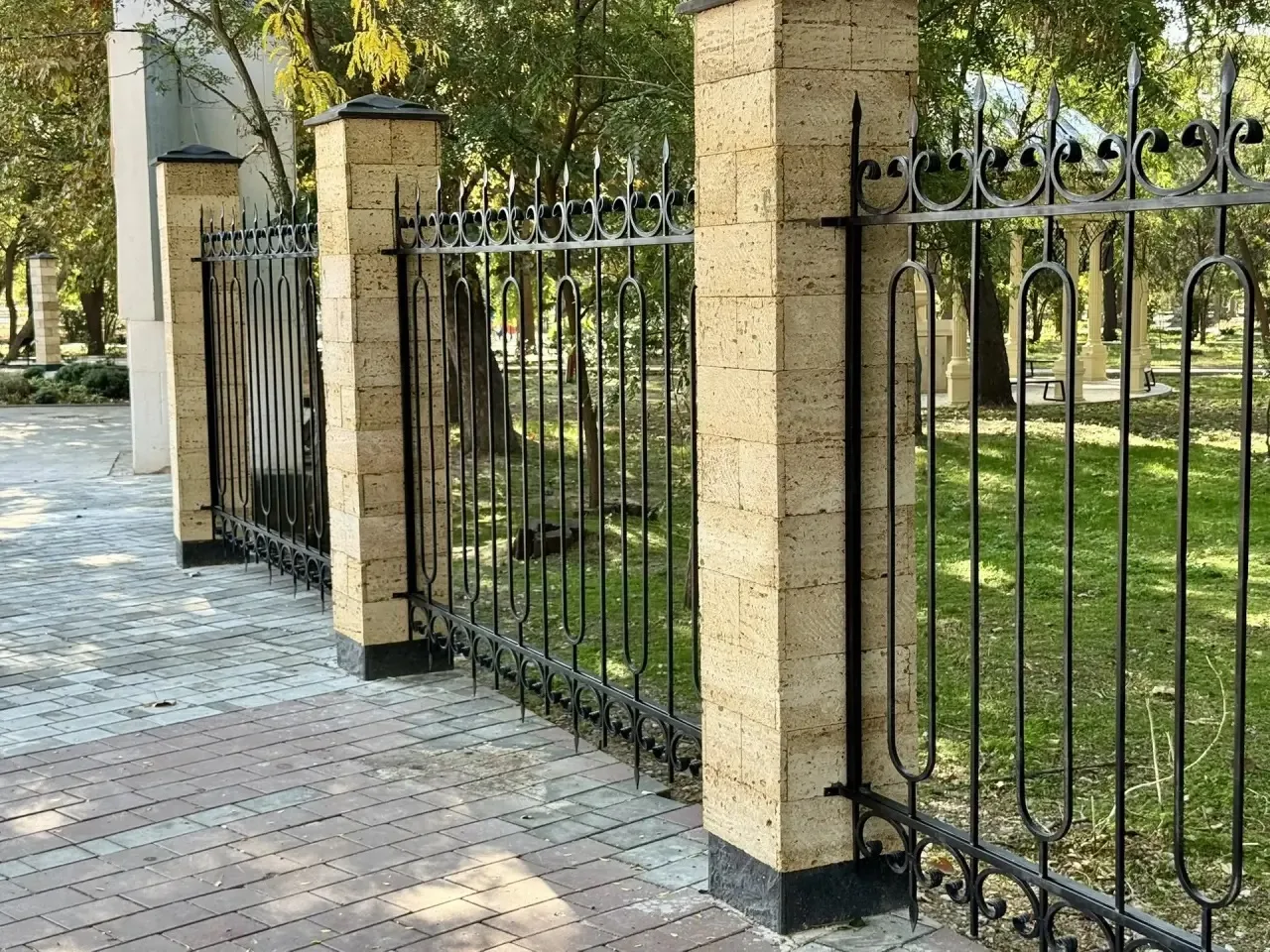 Продолжается благоустройство Сакского курортного парка.