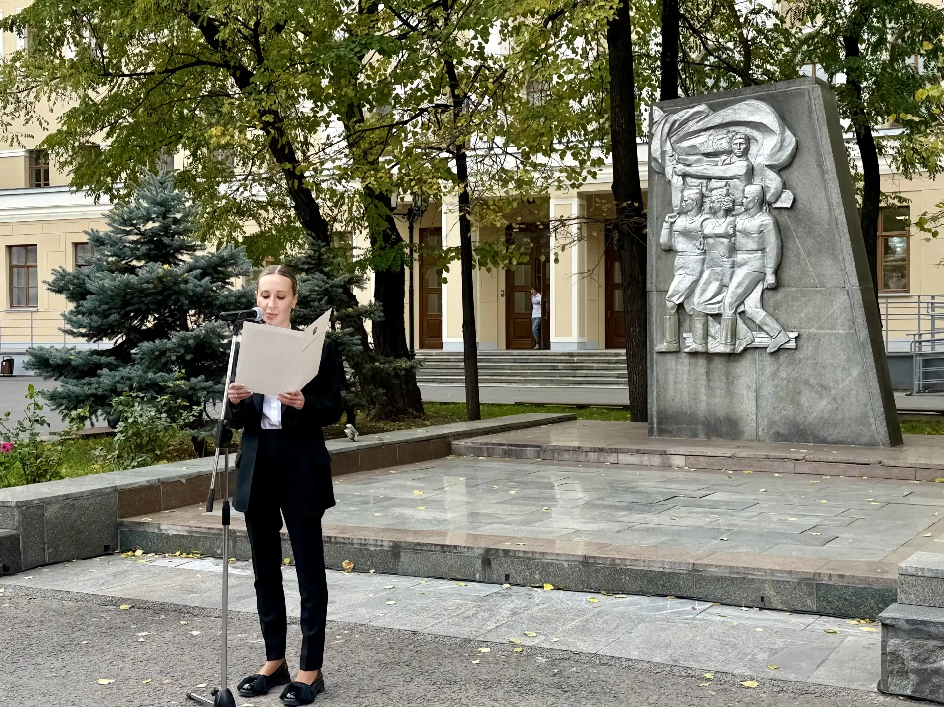 По поручению Председателя Мосгордумы Алексея Шапошникова приняла участие в мемориальной...
