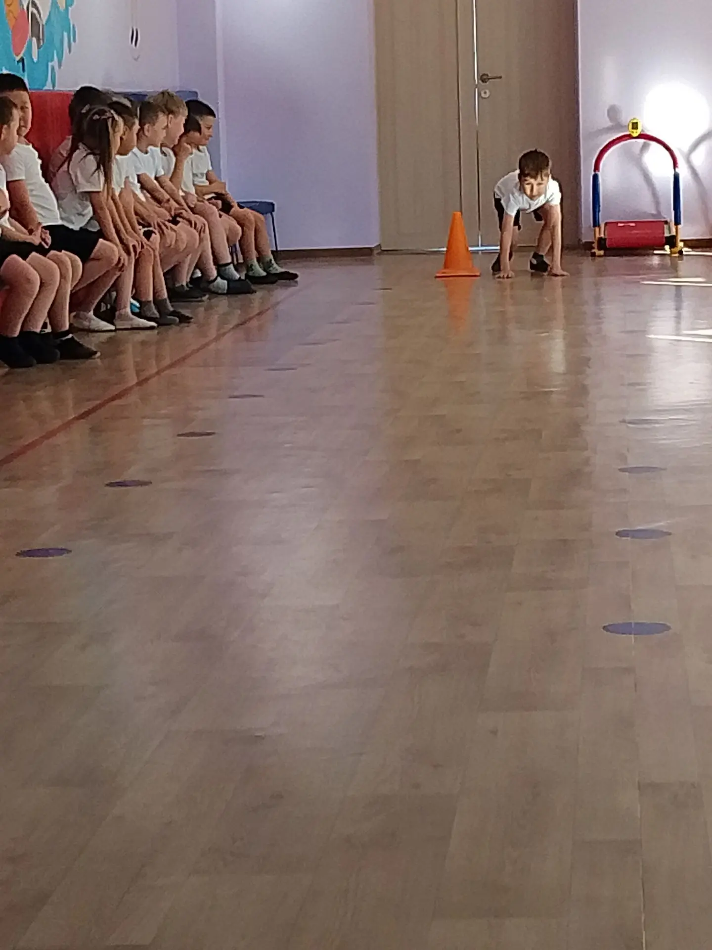 Физкультурные занятия, важная часть режима дня. Они помогают детям развиваться гармонич...
