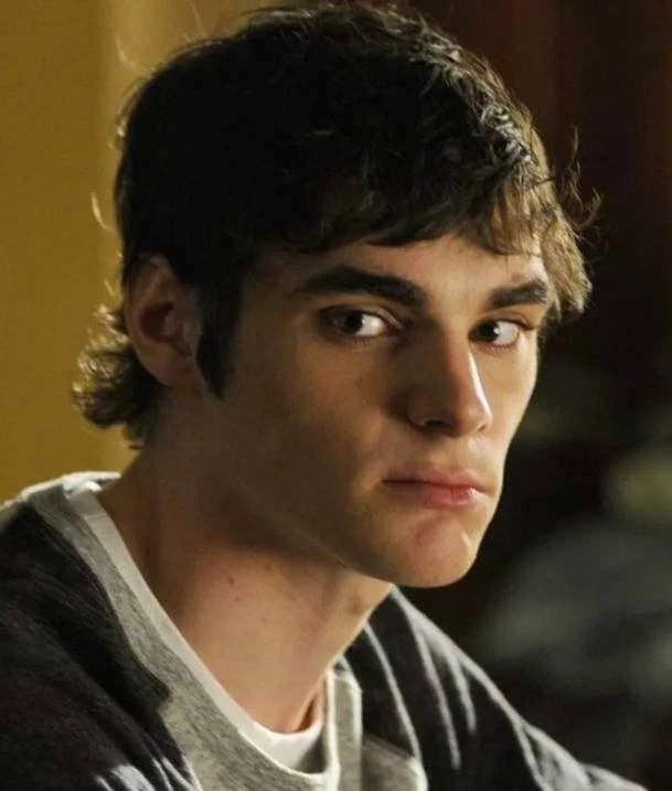 😢 34-летний актер Ар Джей Митте, звезда сериала «Во все тяжкие»,  покончил с собой.