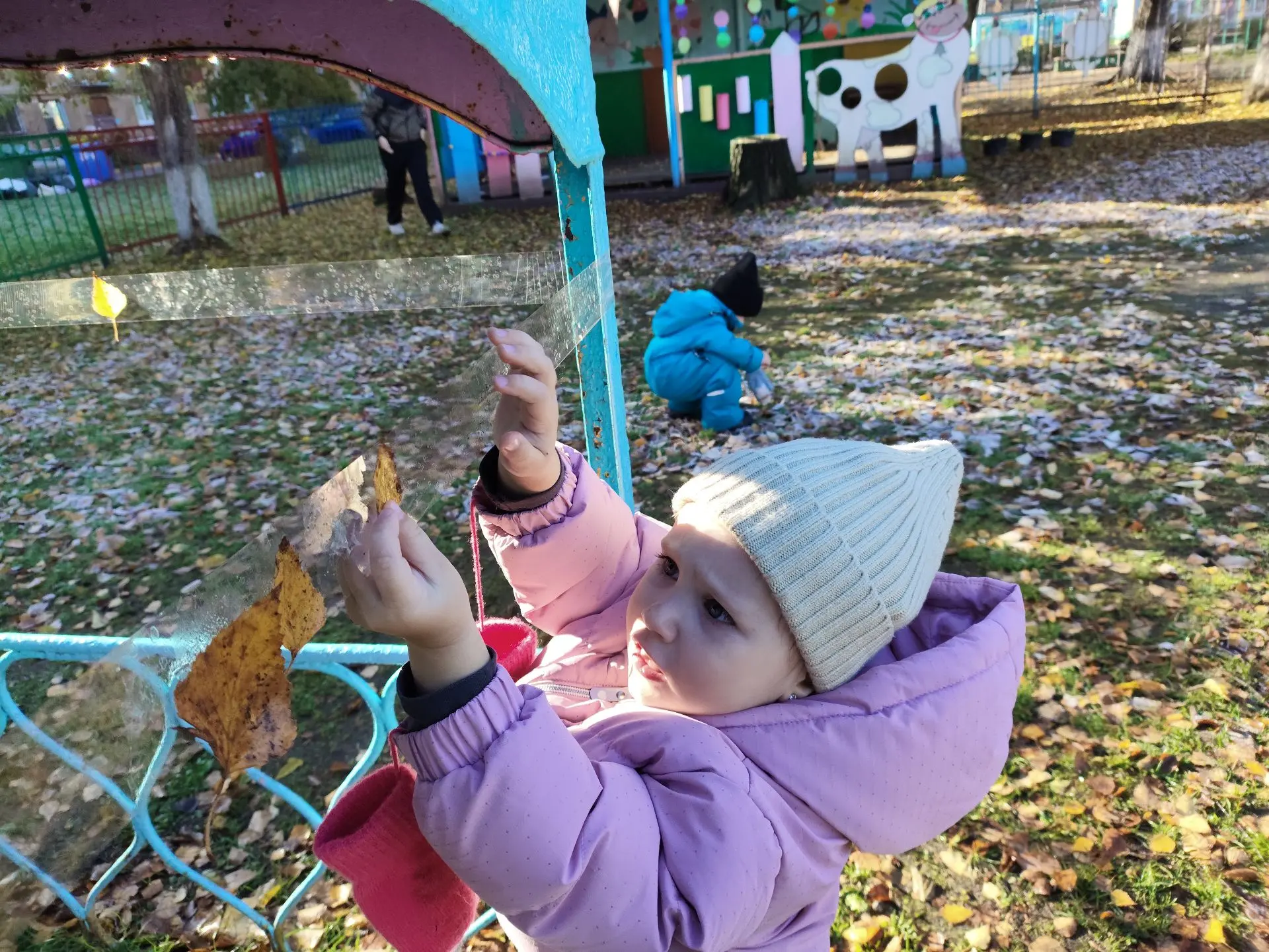 ГИРЛЯНДА ИЗ ЛИСТЬЕВ🍁🍂☀️Обычный скотч может превратить прогулку для детей, в незабывае...
