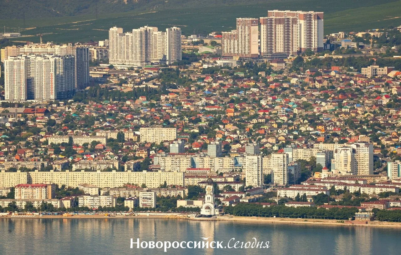 В Новороссийске зафиксировали незначительные выбросы нефтепродуктов. Специалисты устана...