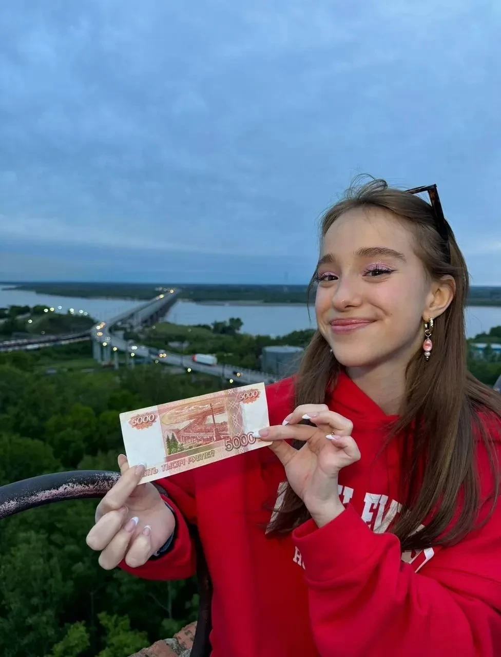 Запустил новую коллекцию — места с российских купюр! 🤑💸 Уже собрал памятник Петру I в...