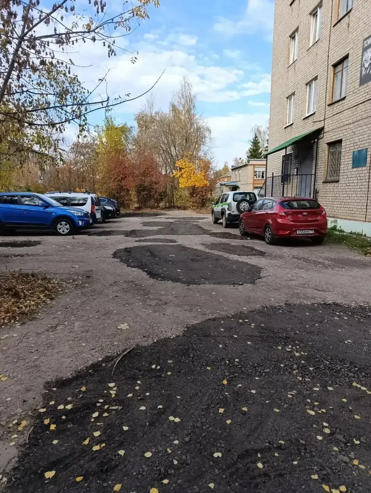 🚧 У дома №10а на ул. Мира привели территорию в порядок