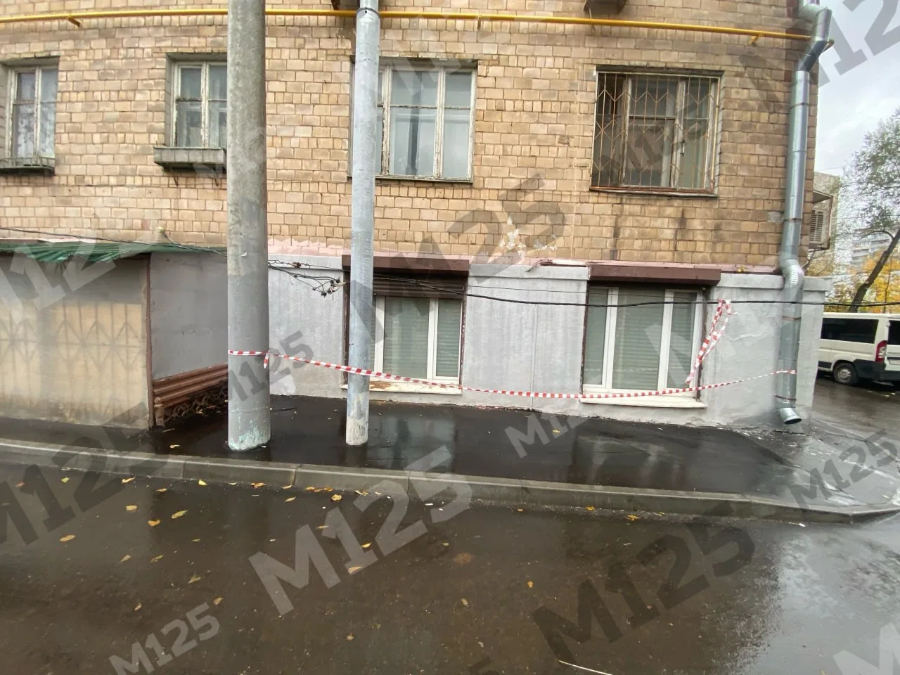 ⚠️ На Бажова провод провис до двух метров от земли