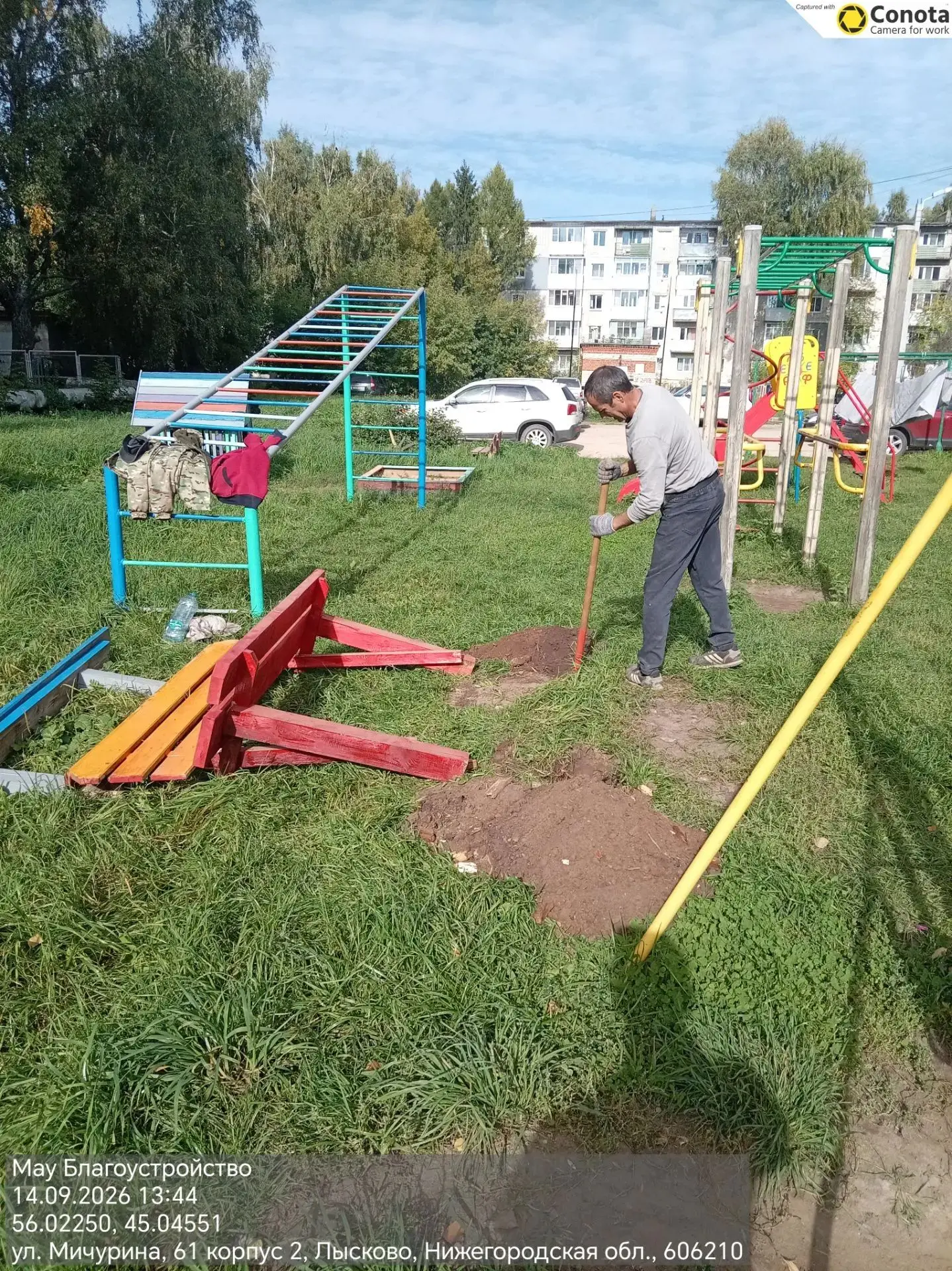 Установка новой лавочки на детской площадке сотрудники МАУ Благоустройство
