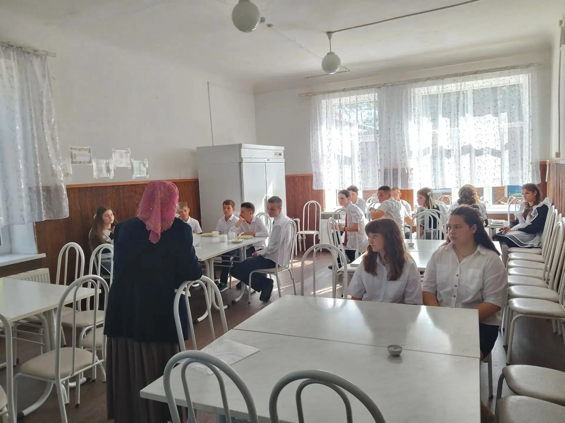 На днях в нашей школе прошла необычная встреча: к нам пришла представитель храма имени ...